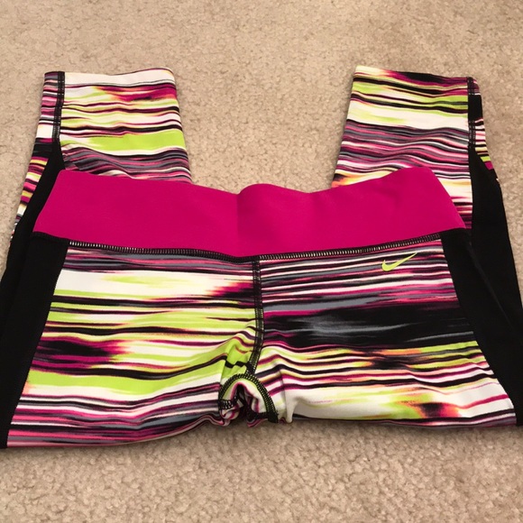 1 Hour NWT Nike fushia & black capri workout pants - Picture 5 of 7